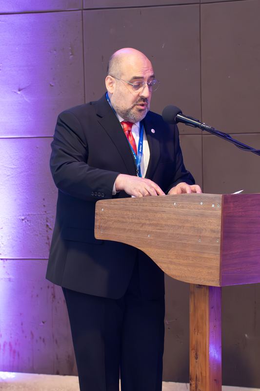 Speaker en el atril durante una conferencia de EXPODRON 2025