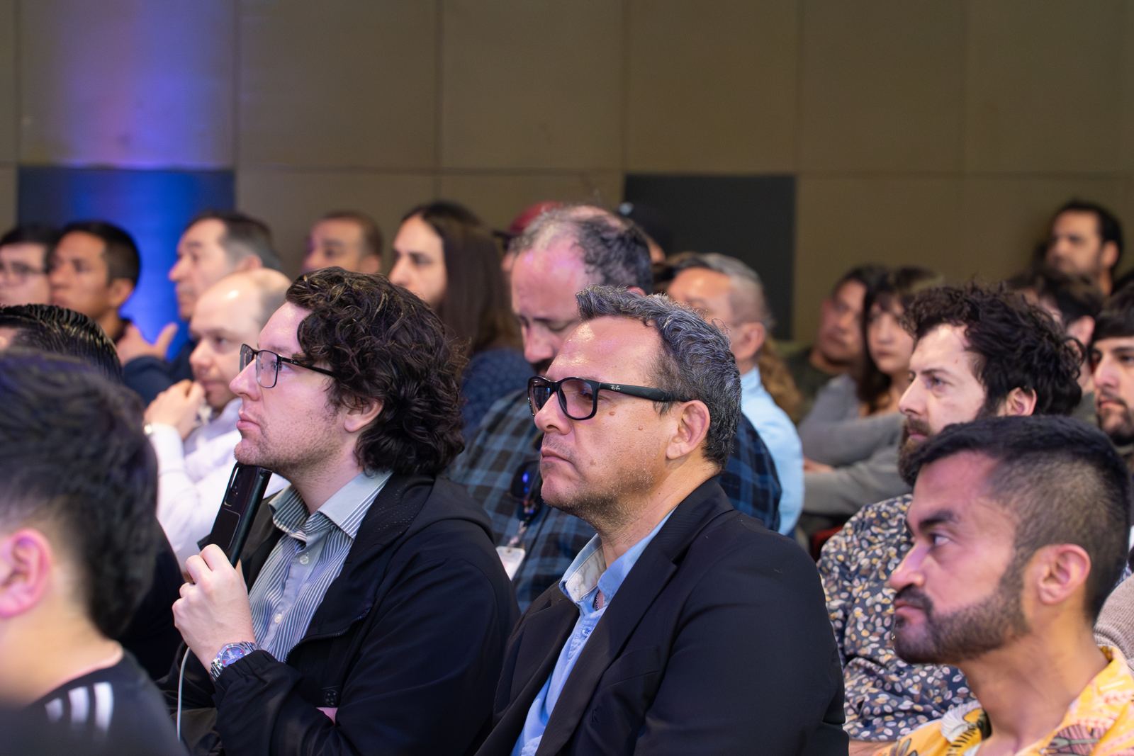 An attentive audience at an EXPODRON 2025 conference