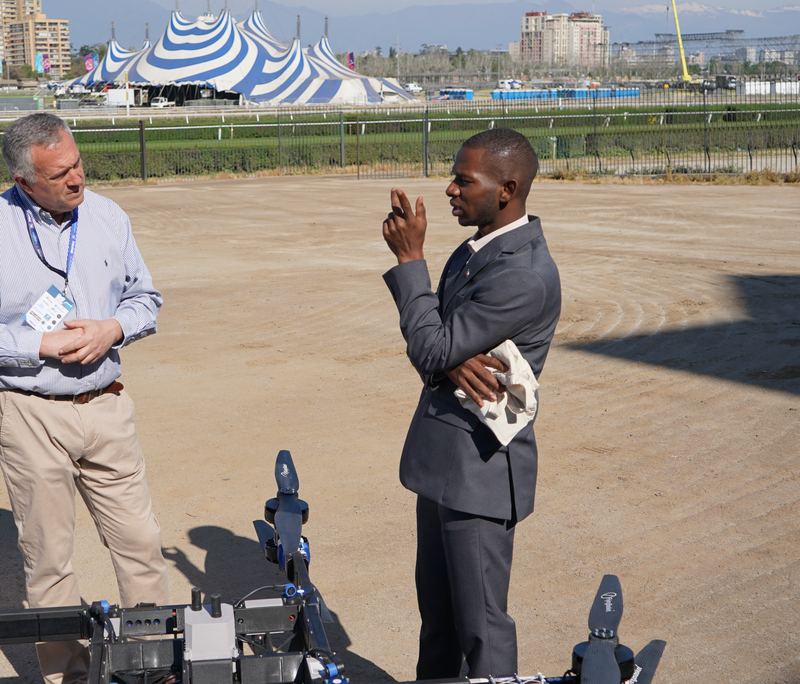 Conversación junto a un dron de carga en la explanada, EXPODRON 2025